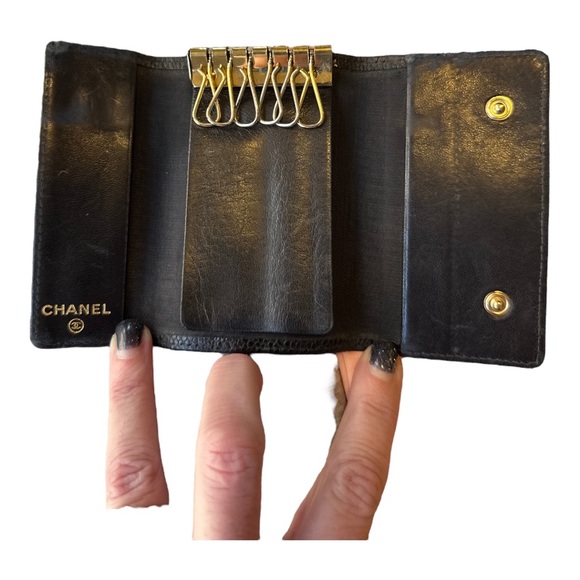 GUC Chanel Caviar Leather  Key Holder Case. Black Exterior w/Silver Key Hangers. - Picture 5 of 9